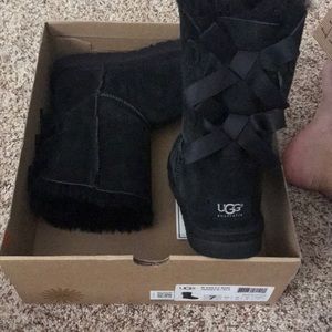 Black Bailey bow short uggs